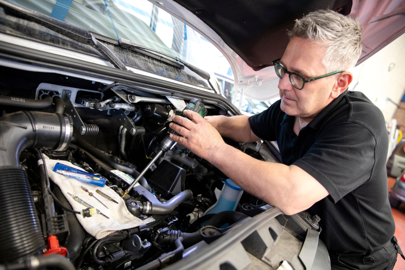 vastzittende verstuivers of gloeibougies demonteren